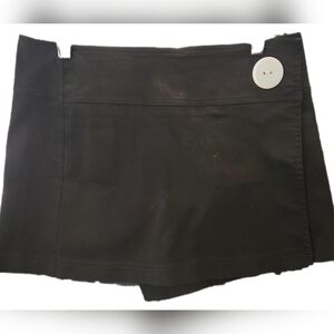 Cute black skort with side button detail